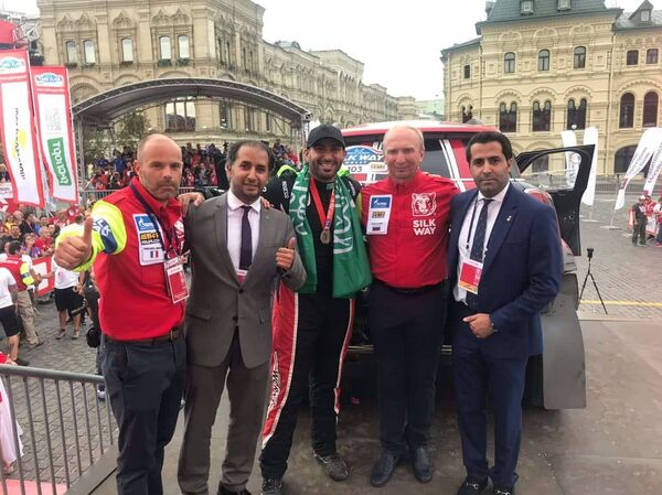 من حفل تكريم المتسابق السعودي يزيد الراجحي عند خط نهاية السباق في الساحة الحمراء من حفل تكريم المتسابق السعودي يزيد الراجحي عند خط نهاية السباق في الساحة الحمراء - سبوتنيك عربي