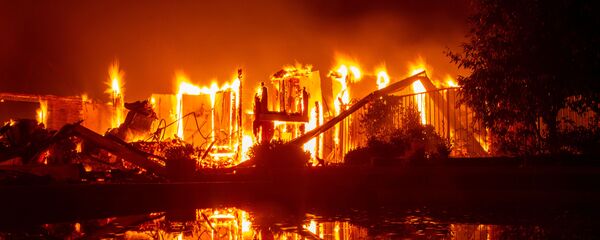 حريق بالقرب من ريدينغ، كاليفورنيا 28 يوليو/ تموز 2018 حريق بالقرب من ريدينغ، كاليفورنيا 28 يوليو/ تموز 2018 - سبوتنيك عربي