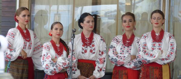 حسناوات روسيا يغنين النصر في يوم البحرية الروسي بقاعدة طرطوس - سبوتنيك عربي