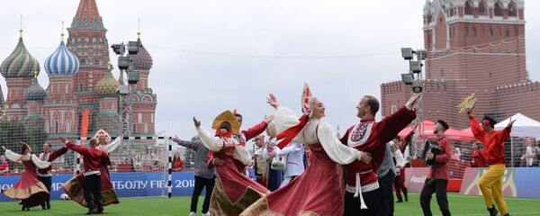 فرقة شعبية روسية على الساحة الحمراء في موسكو - سبوتنيك عربي