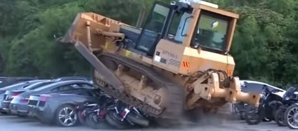 رئيس الفلبين يأمر بتدمر عشرات السيارات الفاخرة - سبوتنيك عربي