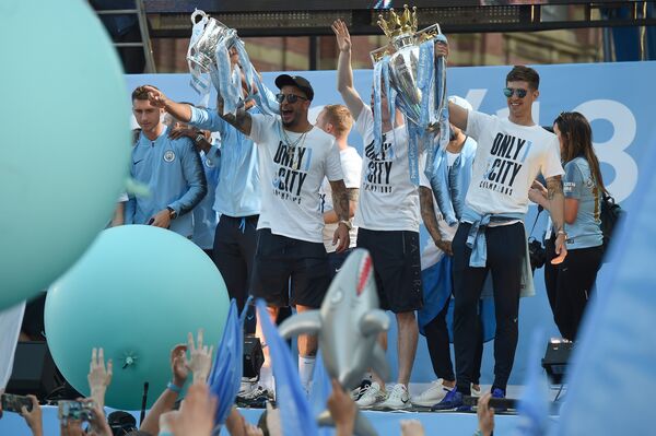 لاعبوا مانشستر سيتي يحتفلون بفوزهم ببطولة الدوري الإنجليزي - سبوتنيك عربي