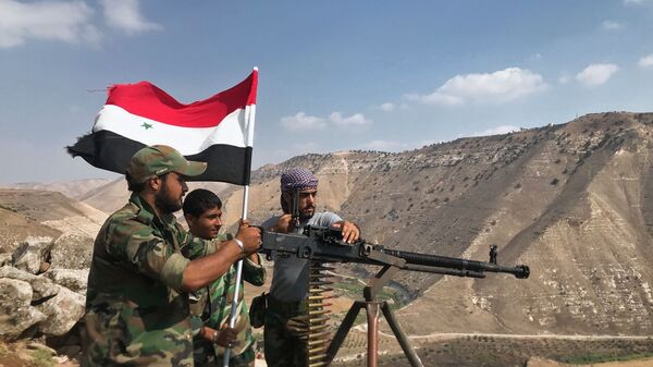 الجيش السوري يرفع العلم السوري في جنوب غرب محافظة درعا المحررة - سبوتنيك عربي