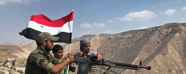 الجيش السوري يرفع العلم السوري في جنوب غرب محافظة درعا المحررة - سبوتنيك عربي