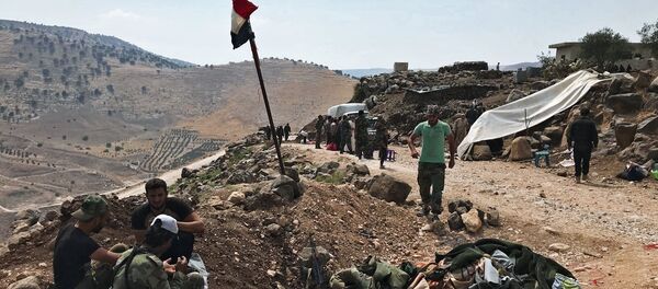 الجيش السوري يرفع العلم السوري في جنوب غرب محافظة درعا المحررة الجيش السوري يرفع العلم السوري في جنوب غرب محافظة درعا المحررة - سبوتنيك عربي