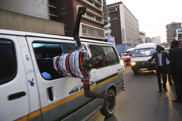 أنصار حزب المعارضة الرئيسي في البلاد  يحتفلون بالنصر خارج مقر الحزب في هراري، زمبابوي 31 يوليو/ تموز 2018 - سبوتنيك عربي