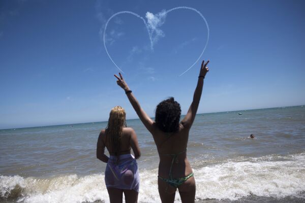 رسم شكل قلب في السماء خلال عرض جوي للقوات الجوية الإسبانية باترولا أغويلا في إطار العرض الجوي الدولي توري ديل مار 2018 (2018 International Torre del Mar Airshow) 29 يوليو/ تموز 2018 - سبوتنيك عربي