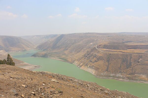 سد الوحدة الفاصل بين الأراضي السورية والأردنية أقصى جنوب غرب سورية وشمال غرب الأردن - سبوتنيك عربي