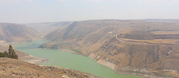 سد الوحدة الفاصل بين الأراضي السورية والأردنية أقصى جنوب غرب سورية وشمال غرب الأردن - سبوتنيك عربي