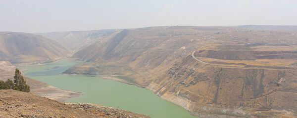 سد الوحدة الفاصل بين الأراضي السورية والأردنية أقصى جنوب غرب سورية وشمال غرب الأردن - سبوتنيك عربي