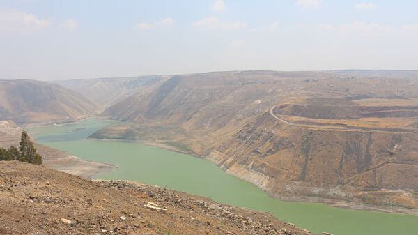 سد الوحدة الفاصل بين الأراضي السورية والأردنية أقصى جنوب غرب سورية وشمال غرب الأردن - سبوتنيك عربي