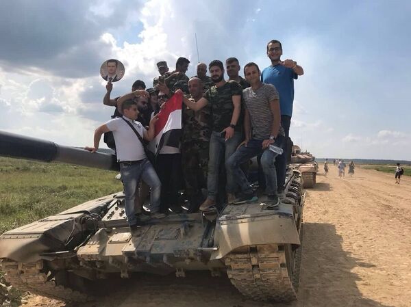 جالية سورية على ظهر إحدى الدبابات السورية المشاركة في سباق بياتلون الدبابات بدورة الألعاب العسكرية في موسكو - سبوتنيك عربي