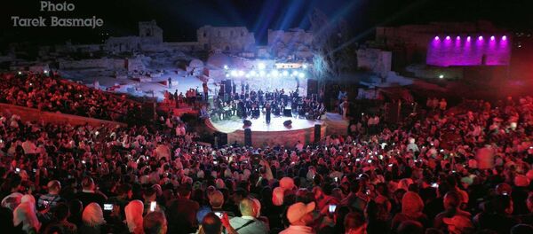 بين الجمهور في حفل ميادة الحناوي في حلب - سبوتنيك عربي