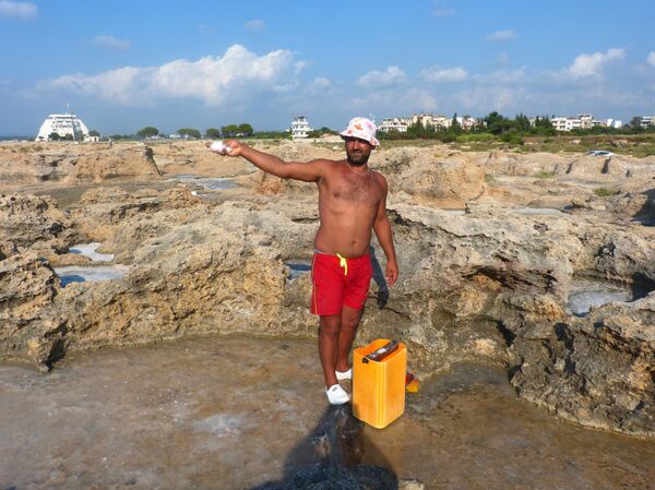 شاب سوري يعتمد على جمع الملح البحري لتأمين دخله - سبوتنيك عربي