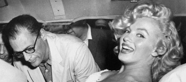 الممثلة الأمريكية مارلين مونرو مع زوجها آرثر ميلر - سبوتنيك عربي