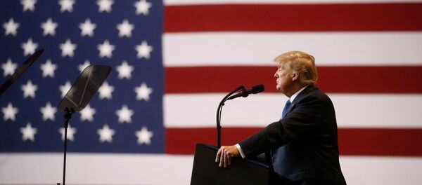 الرئيس الأمريكي دونالد ترامب على خلفية علم الولايات المتحدة - سبوتنيك عربي