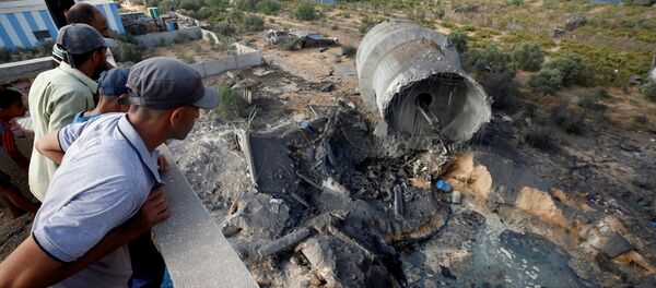 فلسطينيون يتفقدون موقعا تابعا لـ حماس بعد القصف الجوي الإسرائيلي في منطقة المغراقة، ضواحي مدينة غزة، قطاع غزة، 9 أغسطس/ آب 2018 فلسطينيون يتفقدون موقعا تابعا لـ حماس بعد القصف الجوي الإسرائيلي في منطقة المغراقة، ضواحي مدينة غزة، قطاع غزة، 9 أغسطس/ آب 2018 - سبوتنيك عربي