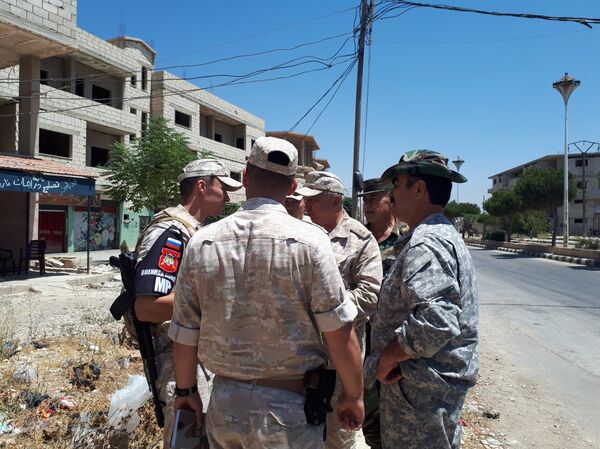 قوات حفظ السلام (أندوف) تجول (بسلام) ضمن المنطقة العازلة بالجولان تحت حماية الشرطة الروسية والجيش السوري - سبوتنيك عربي