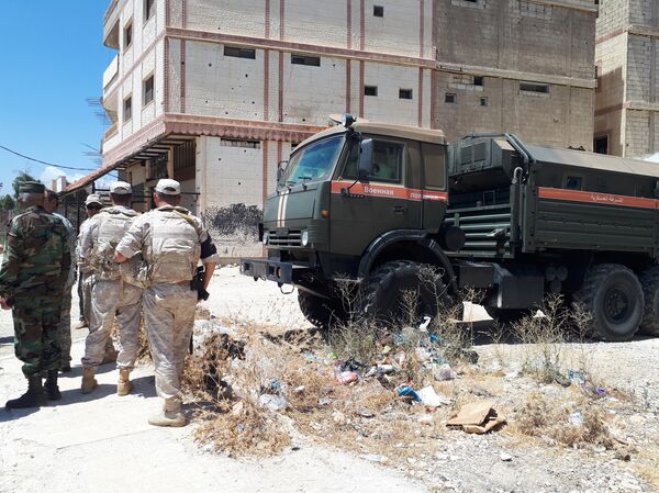 قوات حفظ السلام (أندوف) تجول (بسلام) ضمن المنطقة العازلة بالجولان تحت حماية الشرطة الروسية والجيش السوري - سبوتنيك عربي