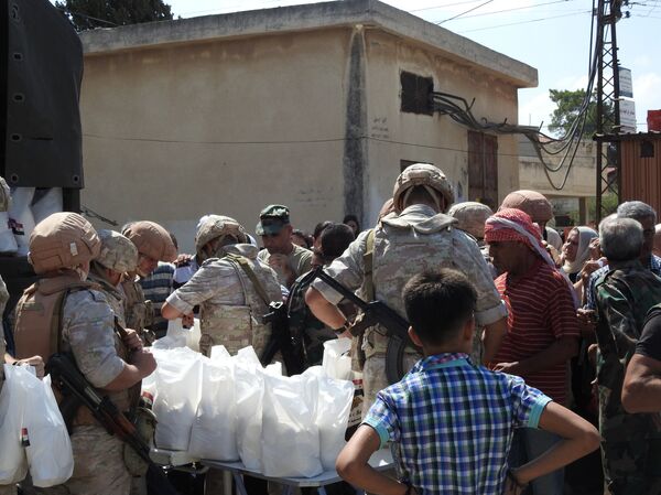 جنود روس يوزعون مساعدات إنسانية بريف حماة للمرة الخامسة منذ تحريره - سبوتنيك عربي