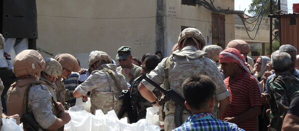 جنود روس يوزعون مساعدات إنسانية بريف حماة للمرة الخامسة منذ تحريره - سبوتنيك عربي