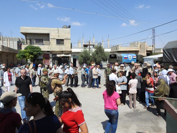 جنود روس يوزعون مساعدات إنسانية بريف حماة للمرة الخامسة منذ تحريره - سبوتنيك عربي