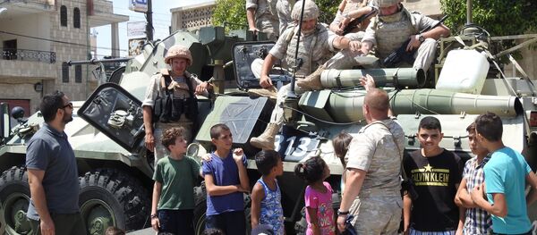 جنود روس يوزعون مساعدات إنسانية بريف حماة للمرة الخامسة منذ تحريره - سبوتنيك عربي