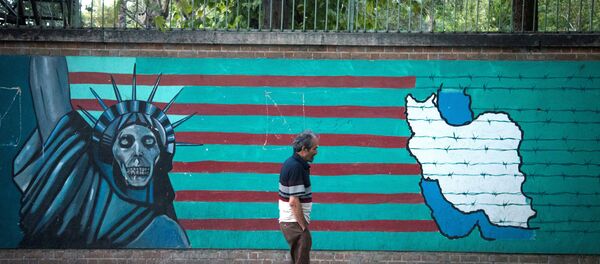 رجل يسير على خلفية جدارية في أحد شوارع طهران، إيران - سبوتنيك عربي