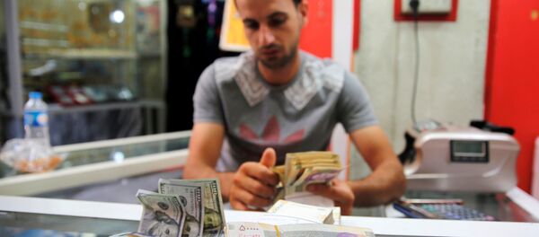 بائع يتفقد الريال الإيراني في محل لبيع العملات في بغداد ، العراق 8 أغسطس/ آب 2018 بائع يتفقد الريال الإيراني في محل لبيع العملات في بغداد ، العراق 8 أغسطس/ آب 2018 - سبوتنيك عربي