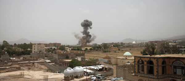 أدخنة تتصاعد في موقع القصف في صنعاء، اليمن 8 أغسطس/ آب 2018 - سبوتنيك عربي