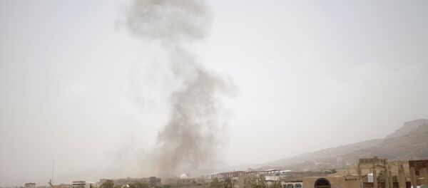 أدخنة تتصاعد في موقع القصف في صنعاء، اليمن 8 أغسطس/ آب 2018 أدخنة تتصاعد في موقع القصف في صنعاء، اليمن 8 أغسطس/ آب 2018 - سبوتنيك عربي