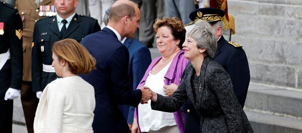 تيريزا ماي تلقي التحية على الأمير وليام ، أثناء إحياء الذكرى المئوية لـ معركة أميان - سبوتنيك عربي