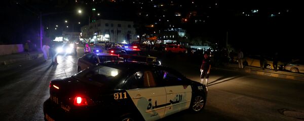 الأمن الأردني في مدينة السلط بعد عملية مداهمة لوكر إرهابيين مشتبهين في تنفيذ تفجير في الفحيص الأمن الأردني في مدينة السلط بعد عملية مداهمة لوكر إرهابيين مشتبهين في تنفيذ تفجير في الفحيص - سبوتنيك عربي