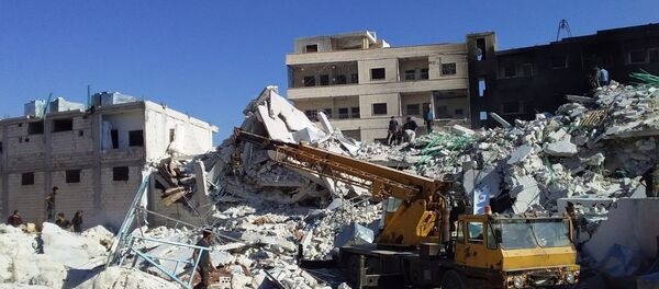 دمار هائل وضحايا بينهم أطفال في انفجار مستودع ذخيرة في سرمدا بمدينة إدلب - سبوتنيك عربي