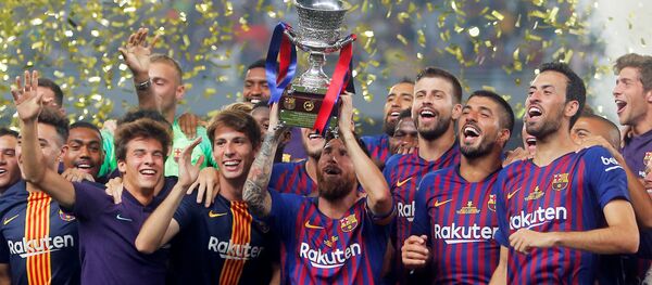 ميسي يرفع كأس السوبر كقائد لبرشلونة - سبوتنيك عربي