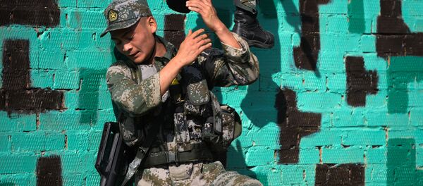 عسكريون من الصين في سباق طريق جندي الاستطلاع في إطار مسابقة الألعاب العسكرية الدولية أرميا -2018  (الجيش - 2018) في نوفوسيبيرسك - سبوتنيك عربي