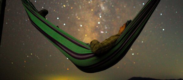 سماء مليئة بالنجوم في مقدونيا أثناء مطر النيازك شهب البرشاويات - سبوتنيك عربي