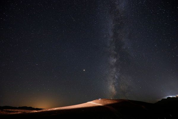 سماء مليئة بالنجوم في إسرائيل أثناء مطر النيازك شهب البرشاويات سماء مليئة بالنجوم في إسرائيل أثناء مطر النيازك شهب البرشاويات - سبوتنيك عربي