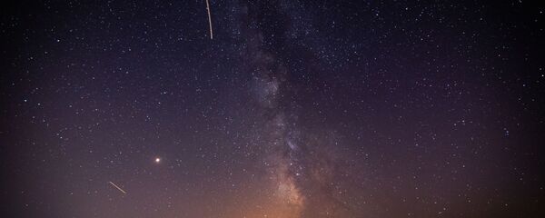سماء مليئة بالنجوم في إقليم كراسنودار الروسي أثناء مطر النيازك شهب البرشاويات - سبوتنيك عربي