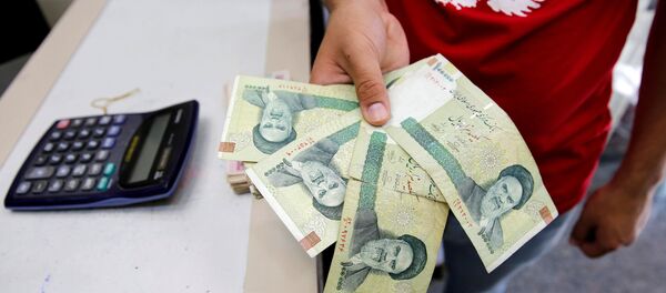 أوراق نقدية إيرانية في مكتب للصرافة في العراق أوراق نقدية إيرانية في مكتب للصرافة في العراق - سبوتنيك عربي