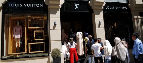 طابور من السياح العرب في اسطنبول لشراء العلامات الثمينة - سبوتنيك عربي