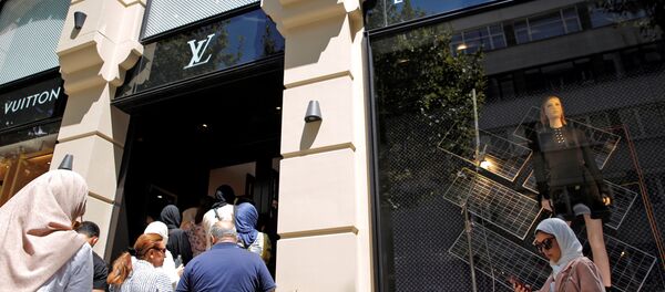 سياح يصطفون امام متجر للعلامات الثمينة في تركيا بعد انخفاض قيمة الليرة التركية سياح يصطفون امام متجر للعلامات الثمينة في تركيا بعد انخفاض قيمة الليرة التركية - سبوتنيك عربي