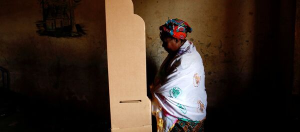 سيدة تدلي بصوتها في انتخابات مالي سيدة تدلي بصوتها في انتخابات مالي - سبوتنيك عربي