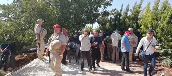 صحفيون روس وأجانب يزورن خطاب و أرزة في ريف حماة ويستمعون لتفاصيل المجازر التي ضربتهما - سبوتنيك عربي