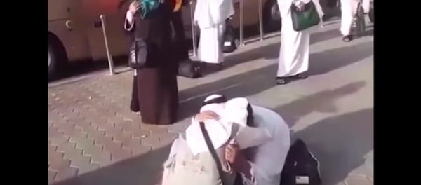 صورة أخوين يلتقيان في الحج - سبوتنيك عربي