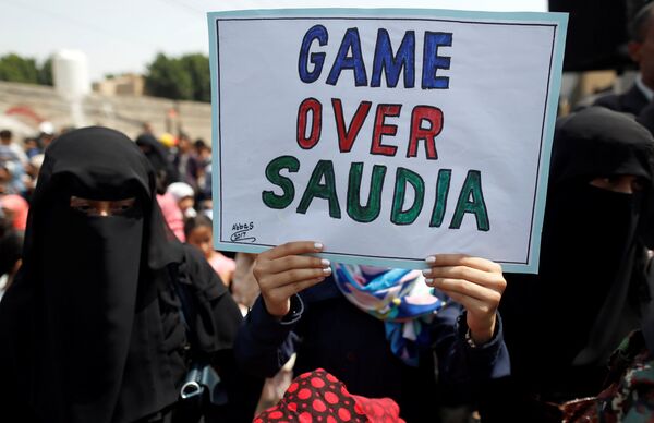 مظاهرة الحوثيين ضد ضربات التحالف العربي بقيادة السعودية في صنعاء، اليمن 13 أغسطس/ آب 2018 - سبوتنيك عربي