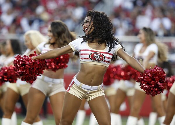 مشجعات نادي سان فرانسيسكو 49 ومشجعات  نادي دالاس كاوبويز في سانتا كلارا، كاليفورنيا - سبوتنيك عربي