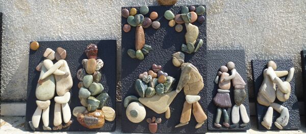 سوري يرسم -بالحجارة- لوحات إنسانية عن حياة الحرب - سبوتنيك عربي