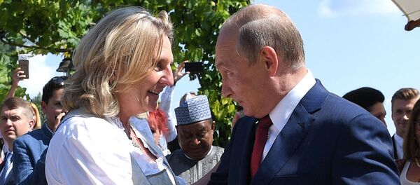 الرئيس الروسي فرديمير بوتين يرقص مع وزير الخارجية النمساوي كنيسل في حفل زفافها في جامليتز، 18 أغسطس/آب 2018 - سبوتنيك عربي