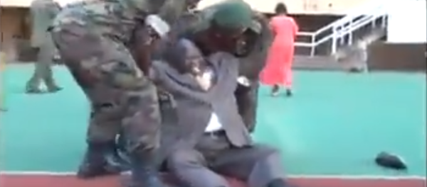 سقوط مروع لوزير الرياضة في الكونغو أثناء إعطائه الإشارة لانطلاق المباراة سقوط مروع لوزير الرياضة في الكونغو أثناء إعطائه الإشارة لانطلاق المباراة - سبوتنيك عربي